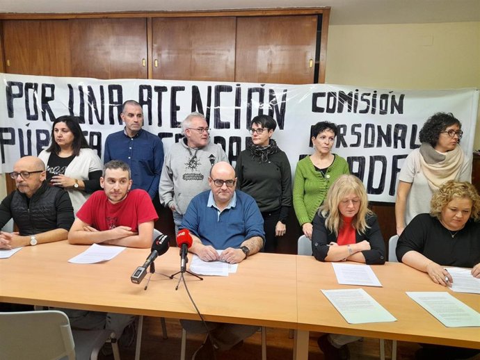 Parte de los participantes en la rueda de prensa de la comisión de personal de la Agencia Navarra para la Autonomía y Desarrollo de las Personas (ANADP) del Gobierno de Navarra