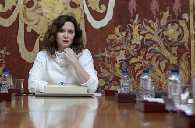 La presidenta de la Comunidad de Madrid, Isabel Díaz Ayuso y el presidente de la Junta de Comunidades de Castilla-La Mancha, Emiliano García-Page, posan tras firmar un convenio de transporte, en la Real Casa de Correos, a 11 de julio de 2022, en Madrid 