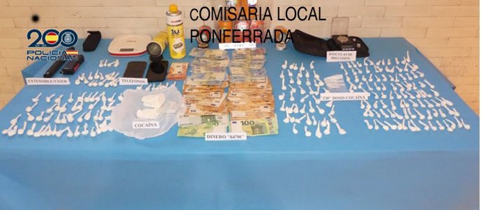 Efectos intervenidos a los detenidos en Ponferrada por un delito de tráfico de drogas.