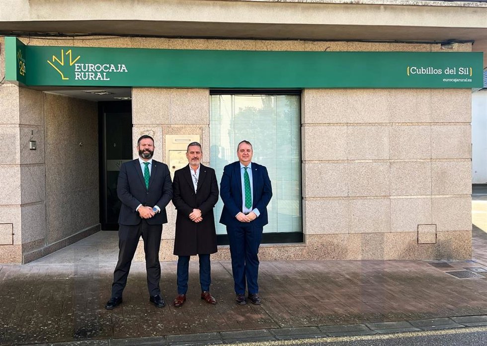 El director de la red comercial Eurocaja Rural, Carlos Martín-Salas, el director de la oficina de Cubillas, Domingo Alberto Álvarez, y el director territorial, Antonio Pérez.