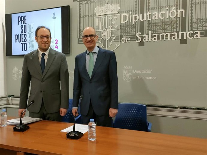 El presidente de la Diputación de Salamanca, Javier Iglesias (d), junto al diputado Marcos Iglesias (i), en La Salina