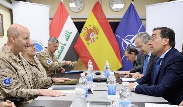 El ministro de Asuntos Exteriores, Unión Europea y Cooperación, José Manuel Albares, se reúne con el general José Antonio Agüero, comandante de la Misión de la OTAN en Irak