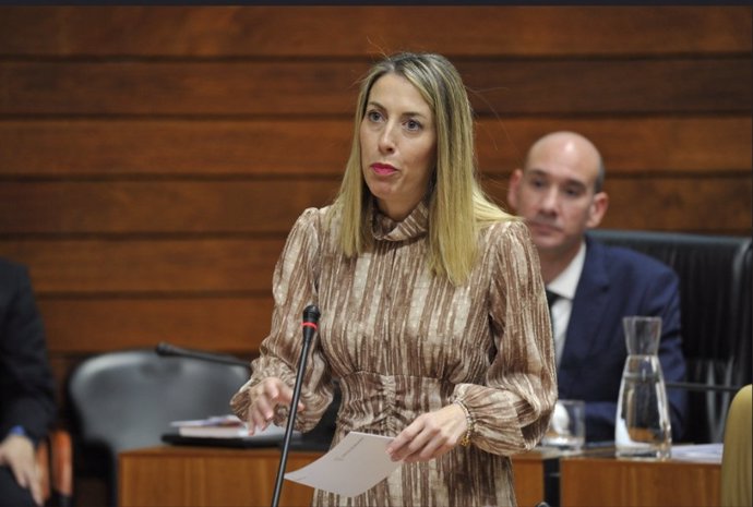 La presidenta de la Junta de Extremadura, María Guardiola, en el pleno de la asamblea en una foto de archivo