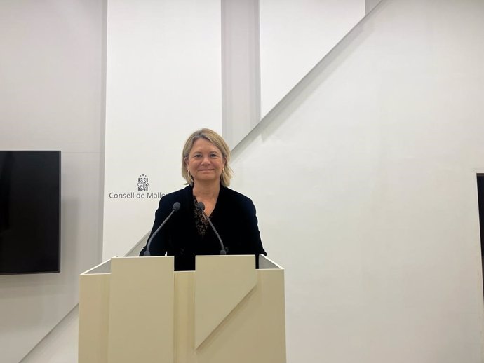 La portavoz del PP en el Consell de Mallorca, Núria Riera, durante una rueda de prensa.