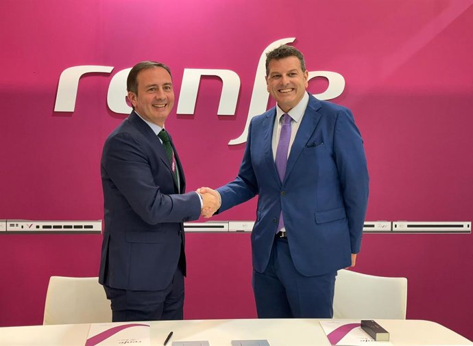 El director general de Renfe Viajeros, Javier Pérez López, y el director comercial y de Marketing de Terra Natura y Aqua Natura Benidorm, Javier Zapata García.