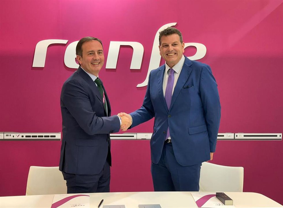 El director general de Renfe Viajeros, Javier Pérez López, y el director comercial y de Marketing de Terra Natura y Aqua Natura Benidorm, Javier Zapata García.