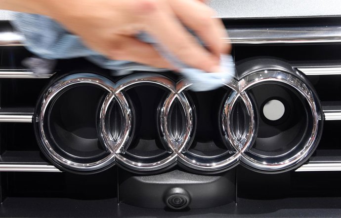Archivo - FILED - 02 October 2018, France, Paris: An employee polishes the logo of an Audi vehicle on the first press day of the Paris International Motor Show. Audi Weighs Green Energy Investment in China to Slash Emissions Photo: Uli Deck/dpa