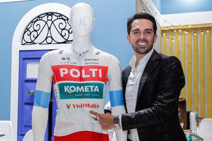 El ciclista Alberto Contador durante su visita al stand de Malta, patrocinador del equipo de su fundación Polti-Kometa, en la Feria Internacional de Turismo (Fitur) 2024.