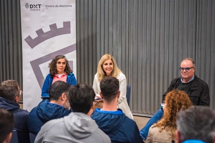 La consejera de Deportes del Cabildo de Tenerife, Yolanda Moliné, en una reunión con clubes de atletismo para explicar el proyecto de reforma del CIAT