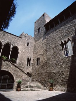 Fachada del Palau Requesens.