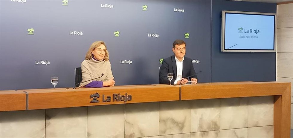 La consejera de Salud y Servicios Sociales, María Martín, ha comparecido en rueda de prensa junto al director gerente de Fundación Rioja Salud, Juan Carlos Oliva.
