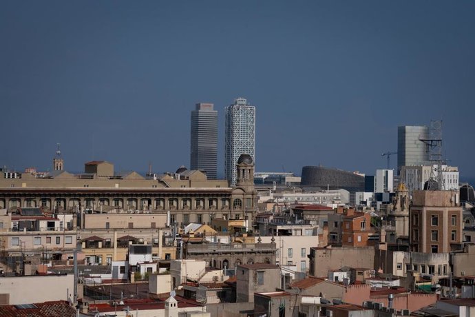 Archivo - Vista panorámica de Barcelona, con las Torres Mapfre al fondo, a 11 de octubre de 2023, en Barcelona, Catalunya (España).