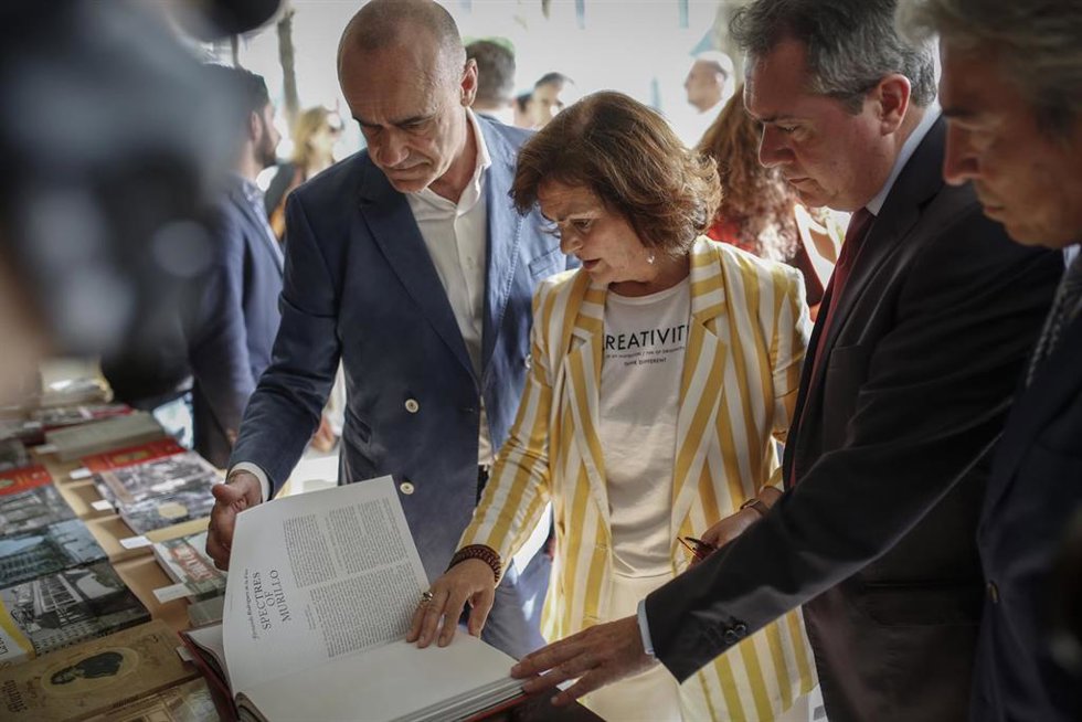 Archivo - La exvicepresidenta del Gobierno Carmen Calvo (2i), el secretario general del PSOE-A, Juan Espadas (2d), y el exalcalde de Sevilla Antonio Muñoz, en una foto de archivo en la Feria del Libro de Sevilla.