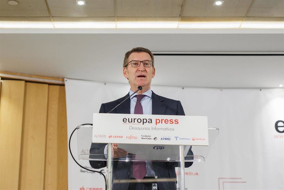 El presidente del PP, Alberto Núñez Feijóo, interviene durante un desayuno informativo de Europa Press, en el hotel Hyatt Regency Hesperia, a 25 de enero de 2024, en Madrid (España).