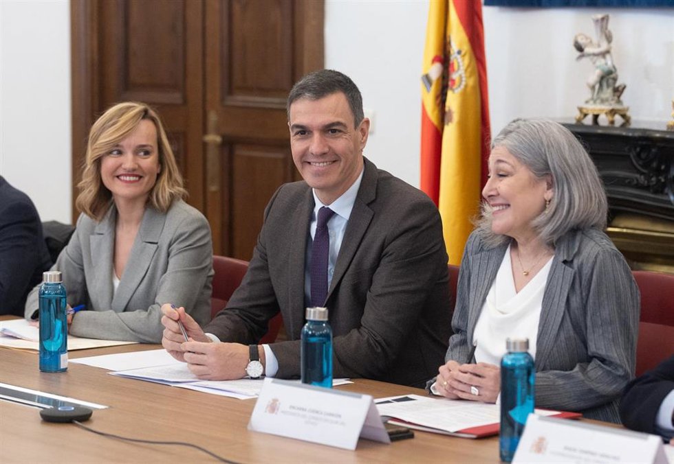 La ministra de Educación, Formación Profesional y Deportes, Pilar Alegría (i), el presidente del Gobierno, Pedro Sánchez, y la presidenta de la Comisión Permanente del Consejo Escolar del Estado, Encarna Cuenca (d)