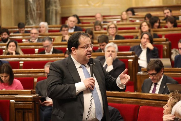 El conseller de Interior, Joan Ignasi Elena, interviene en el pleno del Parlament, a 24 de enero de 2024