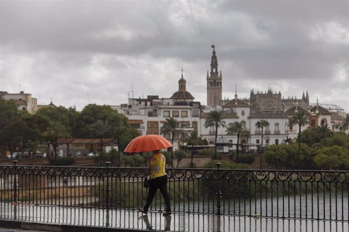 Archivo - Cielo nublado desde el puente de Triana. A 13 de septiembre de 2022, en Sevilla (Andalucía;España). 