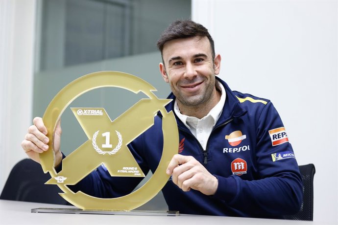 Archivo - Toni Bou poses for photo during an interview after winning his 34th Trial World Championship at Europa Press headquarters on November 06, 2023, in Madrid, Spain.