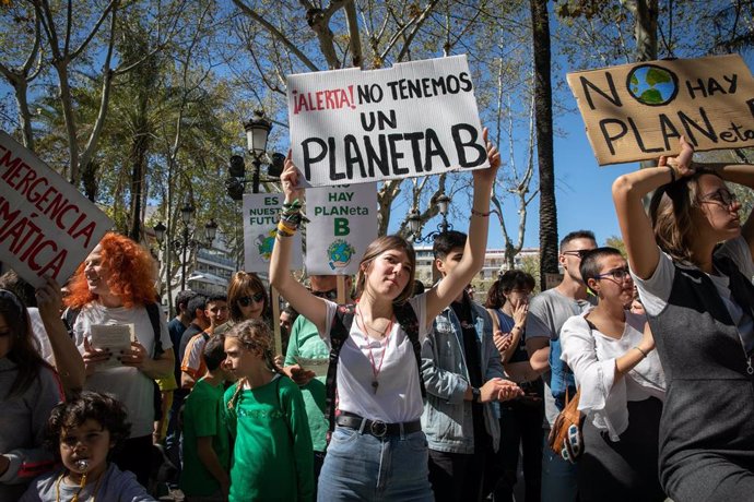 Archivo - Marcha de jóvenes contra el cambio climático bajo el lema 'Juventud por el clima' en Sevilla