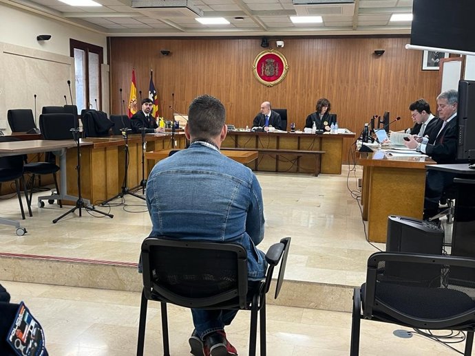 Hombre juzgado por una agresión al propietario de un restaurante para robarle