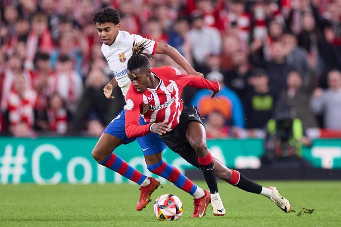 Nico Williams of Athletic Club competes for the ball with Lamine Yamal of FC Barcelona during the Copa del Rey match between Athletic Club and FC Barcelona at San Mames on January 24, 2024, in Bilbao, Spain.