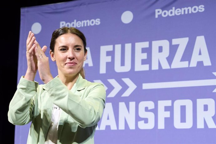 Archivo - La ministra de Igualdad, Irene Montero, aplaude durante un acto de campaña de Podemos-IU, en el paraninfo de la Magdalena, a 25 de mayo de 2023, en Santander, Cantabria (España). 