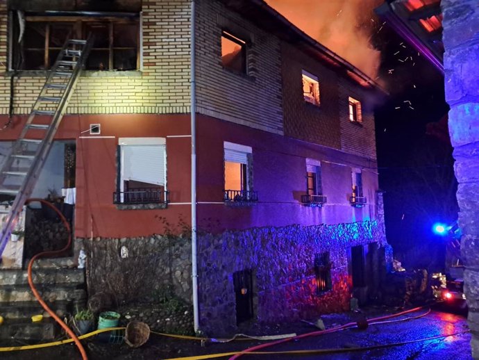 El edificio afectado por las llamas esta madrugada en Valseco ha quedado totalmente afectado