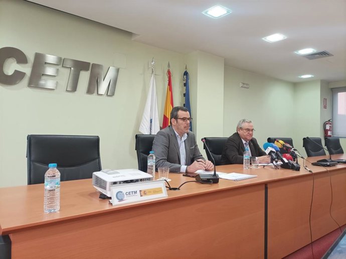 El presidente de la CETM, Ovidio de la Roza, a la derecha, en una rueda de prensa