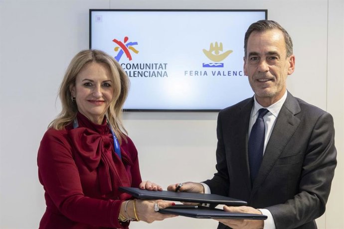 Juan Arrizabalaga, director general de Ifema Madrid, y Nuria Montes de Diego, presidenta de Feria Valencia, firman el acuerdo en el marco de la 44 Fitur.