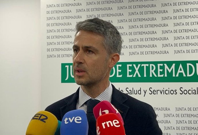 El subdirector de Cuidados y Humanización en Asistencia del Servicio Extremeño de Salud, José María Villa, atiende a los medios