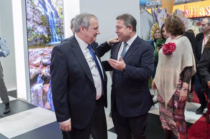 El ministro de Industria y Turismo, Jordi Hereu (i), saluda al presidente de Castilla-La Mancha, Emiliano García-Page (d), durante la Feria Internacional del Turismo, Fitur 2024, en IFEMA Madrid, a 24 de enero de 2024, en Madrid, (España).