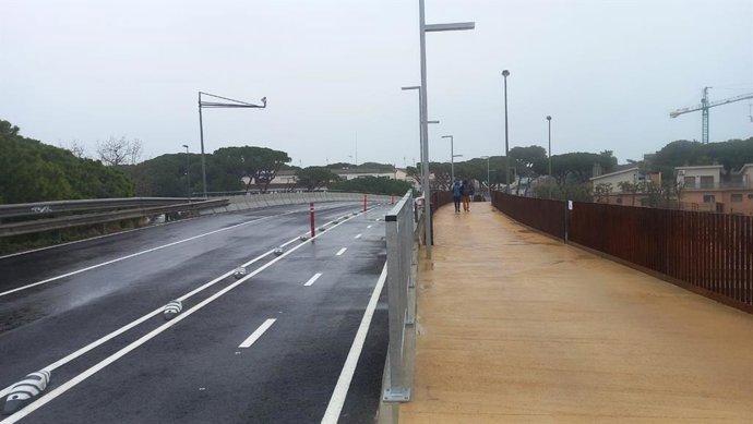 Passarella per a vianants i ciclistes sobre la C-31 a Castelldefels (Barcelona)