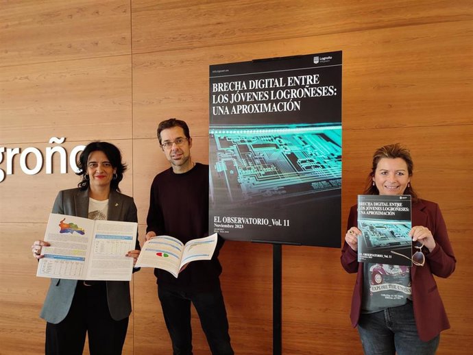 Las concejalas de Familia, Servicios Sociales y Discapacidad, Patricia Sainz, y de Juventud, Laura Arrieta, y el sociólogo Luis Alberto Sanvicéns presentan el informe 'Brecha digital en los jóvenes logroñeses'