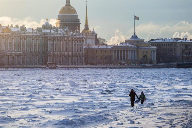 Niños rusos junto al río Neva en San Petersburgo, Rusia (archivo)
