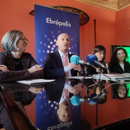 El consejero municipal de Economía del Ayuntamiento de Zaragoza, Carlos Gimeno, presenta el Informe Indicadores Observatorio Urbano de Ebrópolis, en Casa Soláns.