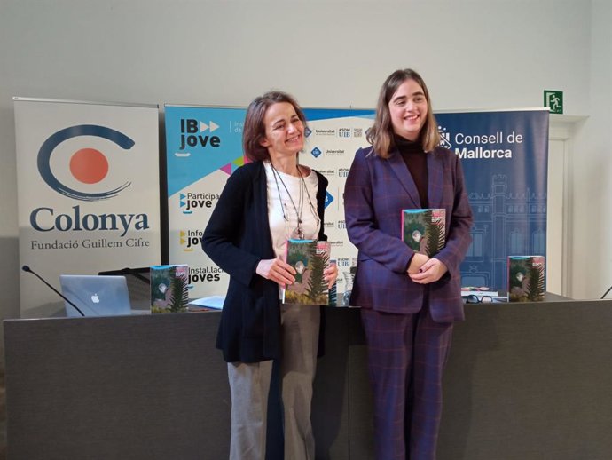 La coordinadora del Anuario, Belén Pascual, y la presidenta del Consejo de la Juventud, Andrea González.