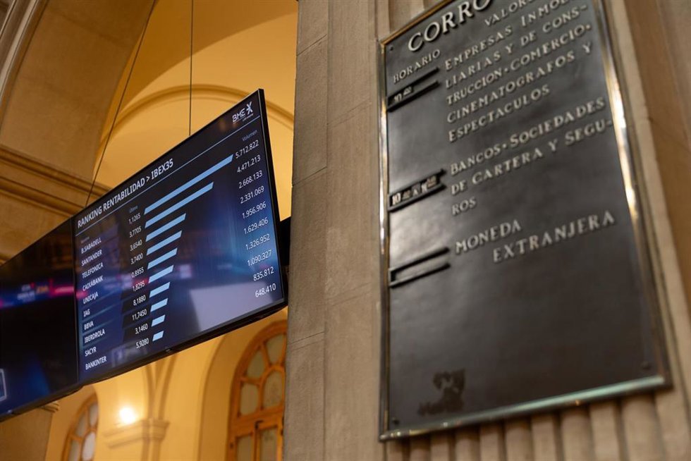 Archivo - Un panel del IBEX 35 en el Palacio de la Bolsa, a 21 de diciembre de 2023, en Madrid (España). 