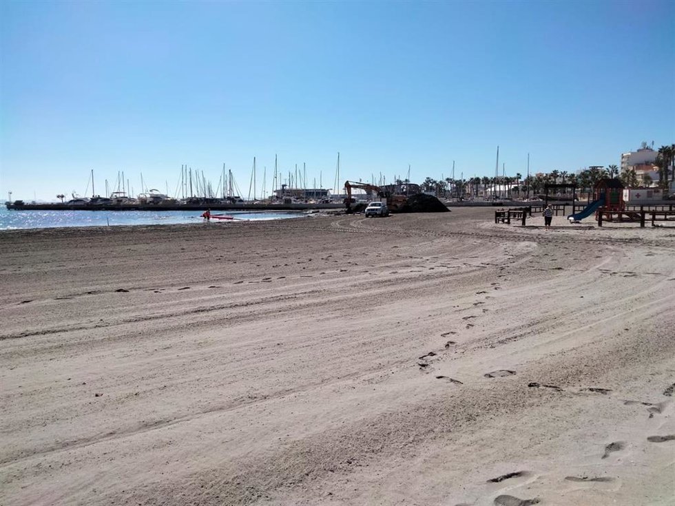 Archivo - El Ayuntamiento de San Pedro del Pinatar regenera zonas de arena en las playas del Mar Menor