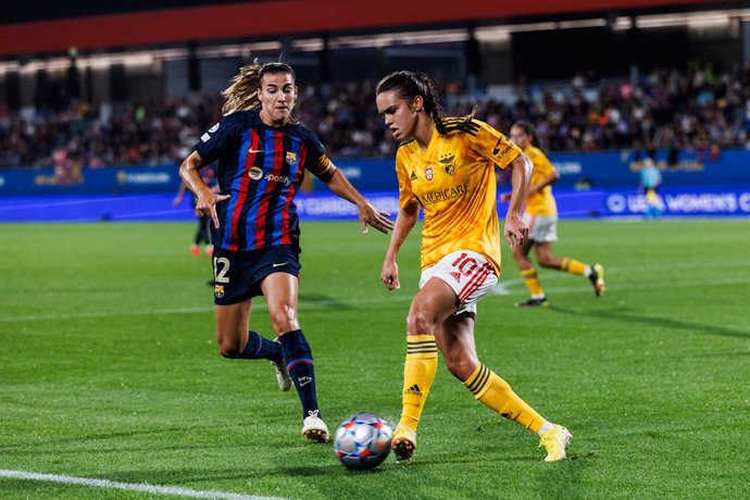 Archivo - Ana Vitoria of SL Benfica in action against Patri Guijarro of FC Barcelona  during the UEFA Women's Champions League group D match between FC Barcelona and SL Benfica  at Johan Cruyff Stadium on October 19, 2022 in Sant Joan Despi, Spain.