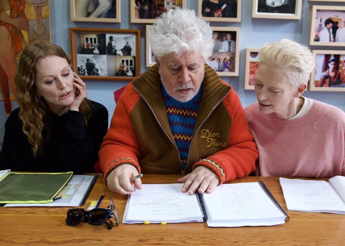 Pedro Almodóvar junto con Julianne Moore, a su izquierda, y con Tilda Swinton, a su derecha.