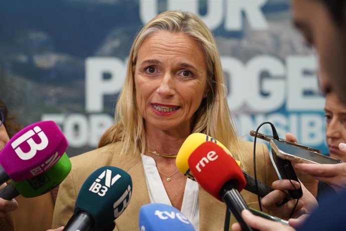 La presidenta de la FEHM, María Frontera, atendiendo a los medios en Fitur.
