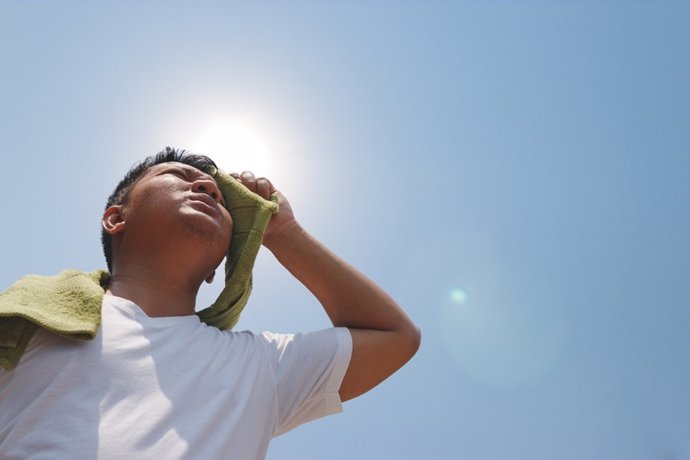 Archivo - Young man and heat stroke.