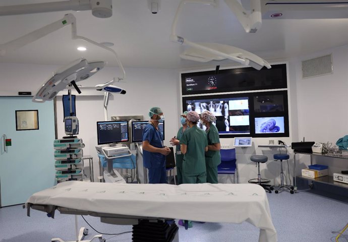 Cirujanos trabajan en el marco de la actividad del servicio de Traumatología y Cirugía Ortopédica del Hospital Virgen de las Nieves