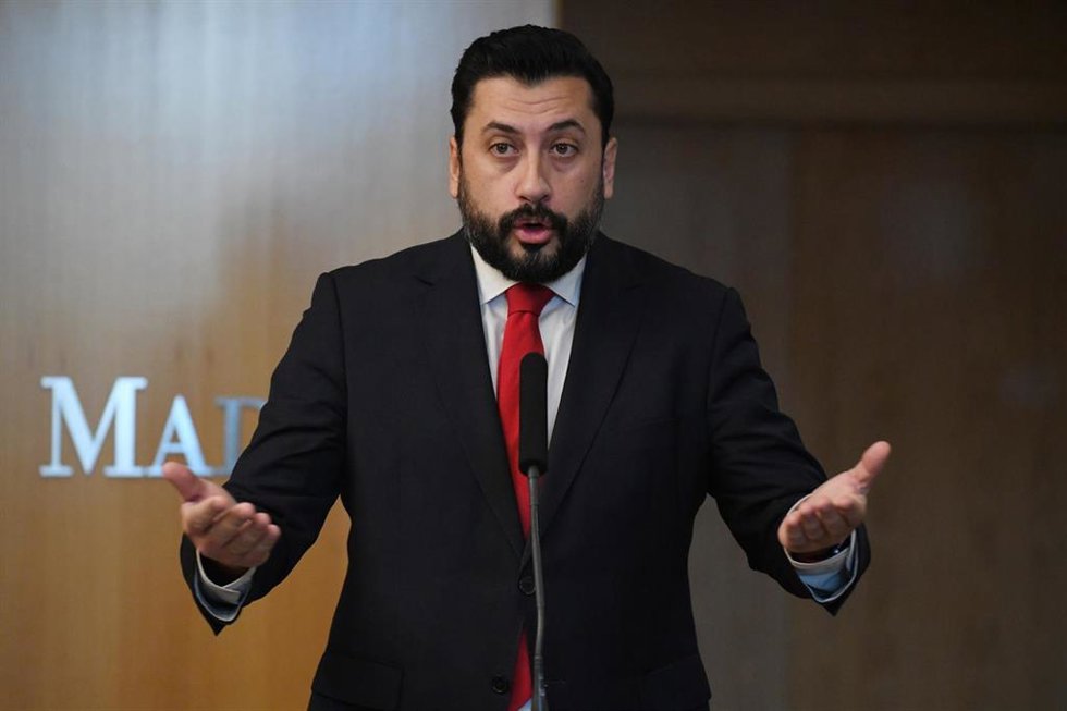 Archivo - El portavoz del Partido Popular en la Asamblea de Madrid, Carlos Díaz-Pache, ofrece declaraciones a los medios durante un pleno en la Asamblea de Madrid, a 22 de diciembre de 2023, en Madrid (España).