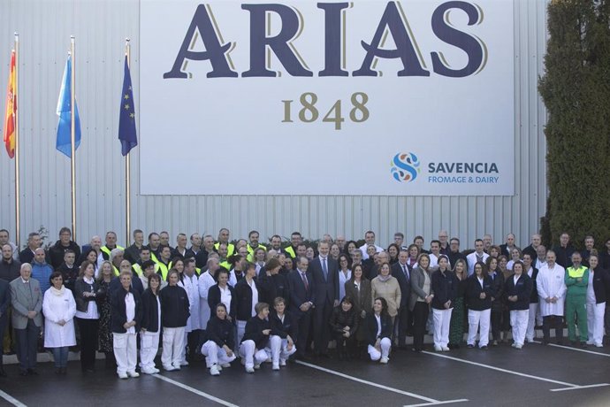 Archivo - Foto de familia del Rey Felipe VI (c) con el equipo de directivos y trabajadores de Mantequerías Arias, a 25 de enero de 2024, en Ribera de Arriba, Asturias (España). El motivo de la visita es el 175 aniversario de Mantequerías Arias.Mantequer