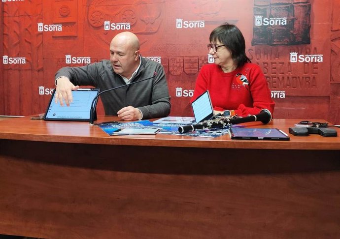 José Manuel Aceña y Gloria Gonzalo explican la subvención de digitalización para la Banda de Música de Soria.
