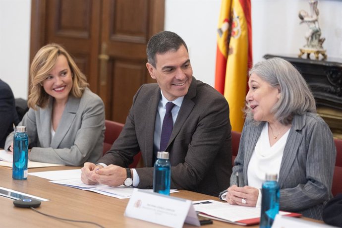 La ministra de Educación, Formación Profesional y Deportes, Pilar Alegría (i), el presidente del Gobierno, Pedro Sánchez, y la presidenta de la Comisión Permanente del Consejo Escolar del Estado, Encarna Cuenca (d), durante la reunión con el Consejo Esc