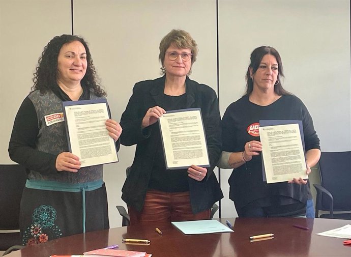 La secretaria general de CC.OO. Educació, Marga Romartínez; la consellera de Educación de la Generalitat, Anna Simó, y la responsable de Educación Pública de UGT, Lorena Martínez, firman recuperar sexenios y reducir jornada a los mayores de 55 años.