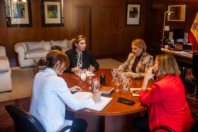 La consejera de Sanidad y Servicios Sociales del Gobierno de Ceuta, Nabila Benzina (PP), este jueves con la ministra de Sanidad, Mónica García