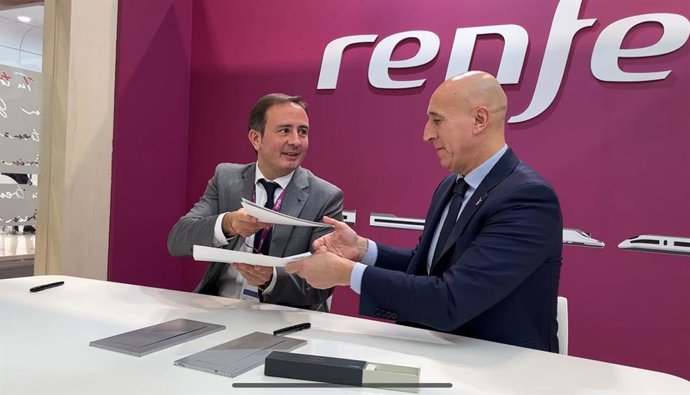 El alcalde de León, José Antonio Diez (d), y el director general de Renfe, Javier Pérez López, en la firma del acuerdo